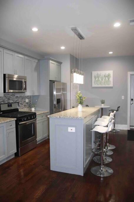 Upscale Apartment Westside Of Chicago Eksteriør bilde